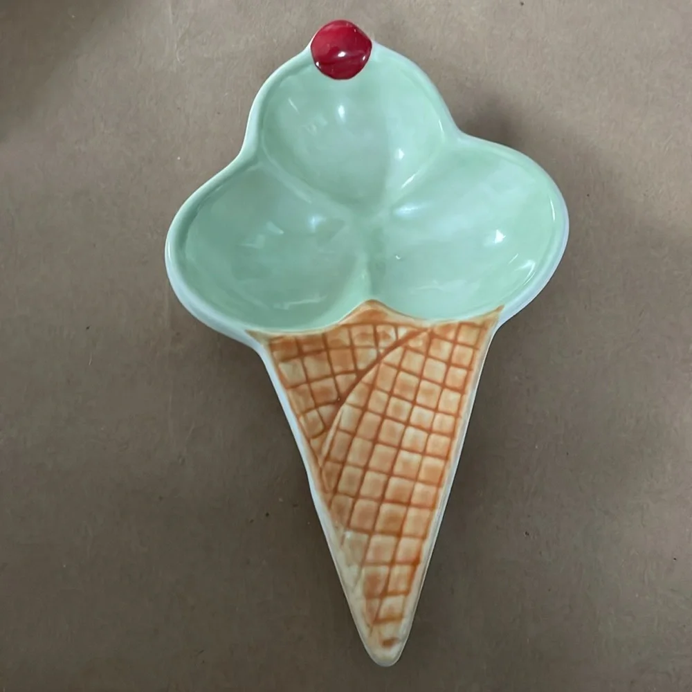 Williams Sonoma ice cream cone dishes set of 4